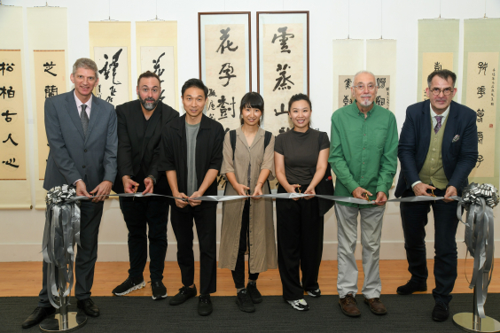 （左起）開幕禮剪綵嘉賓包括港大美術博物館總監羅諾德、參展藝術家簡鳴謙、馮以力、沈君怡、岑愷怡、祈大衛及港大美術博物館館長孔慧銳。